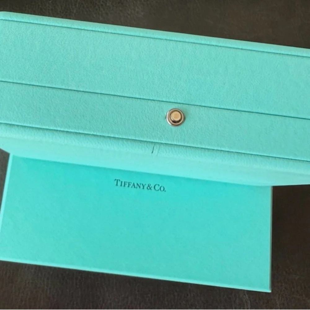 Tiffany & Co. Elegant Gold Drop Earrings - Picture 11 of 13